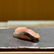 脂ののりを見極め、その日その瞬間の鯖に合わせて、塩と酢の締め加減を調整。余計な手は加えず、素材がもともと持つ旨みと香りだけを静かに引き出しました。
口に含むとほどける、しめ鯖の握りです。