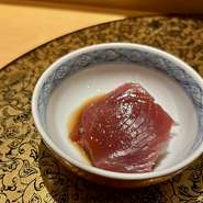 対馬海域特有の脂が乗った小魚や甲殻類を餌にしているため、上品でしっかりとした脂が乗っており、とても美味しいです。