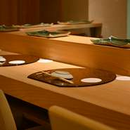 『おまかせコース』は先付から刺身、焼き物などのおつまみと握り9貫が基本ですが、来店客の好みやペース、お酒の量などに応じて、巧みなカスタムメイドを徹底。遠慮なく要望を伝えてみては。