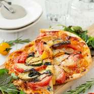 トマトやナス、ズッキーニ、パプリカなどの野菜に、3種のチーズをのせて焼いたヘルシーなピザです。