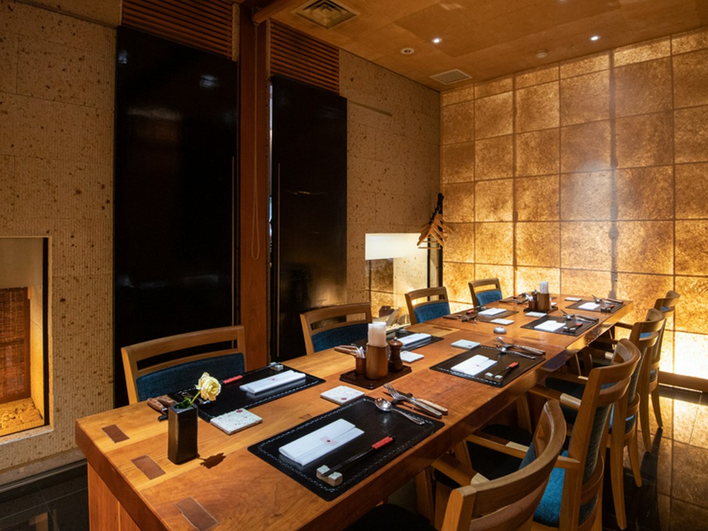 お祝いの席にぴったりの上質な空間で、黒毛和牛の醍醐味を堪能