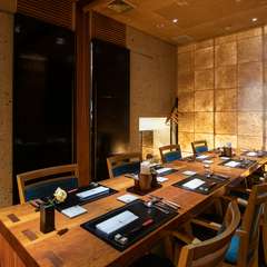 お祝いの席にぴったりの上質な空間で、黒毛和牛の醍醐味を堪能