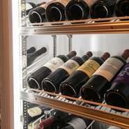 ワインは赤白約50種類。シーズンごとに料理に合うものばかり厳選