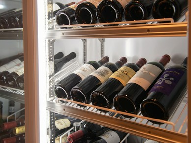 ワインは赤白約50種類。シーズンごとに料理に合うものばかり厳選
