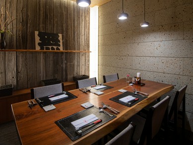 自分たちだけの時間を大谷石と木の温もりの中で過ごす