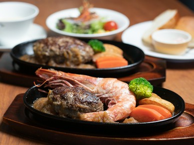 柔らかくて脂の旨みが濃く、贅沢なおいしさ。ランチで人気のハンバーグメニュー『黒毛和牛ハンバーグ 』