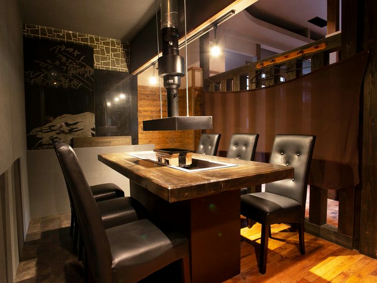 テーブル席も完備。シーンに合わせて選べる席スタイルが魅力