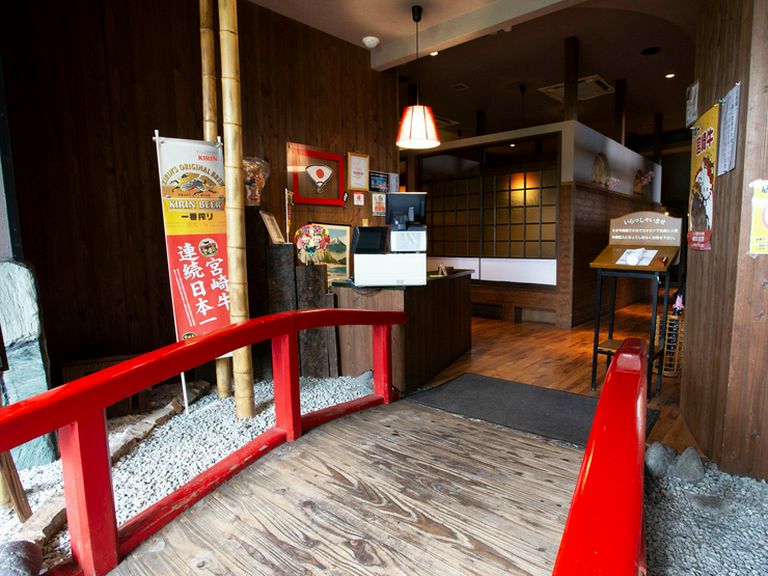 店内にある小橋が、どこか“非日常感”に誘ってくれる