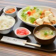 カレー・定食メニューは無料でご飯大盛りへ変更可。ガッツリ食べて午後の活力をチャージしたいときはもちろん、食べ盛りの子どもがいる家庭にも嬉しいサービスです。