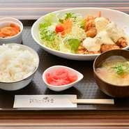 「肉」「魚」だけでなく、フレッシュな「野菜」もしっかりいただける定食メニュー。食後のコーヒーには「チモトコーヒー」を用意。スッキリとしたテイストで飲みやすいと評判です。