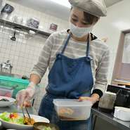 “店内でお食事されるお客さまとお持ち帰りのお客さま、どちらのお客さまにもご満足いただけるように”。お客さまを笑顔にできるよう、優しいもてなしと雰囲気づくりを大切にしています。