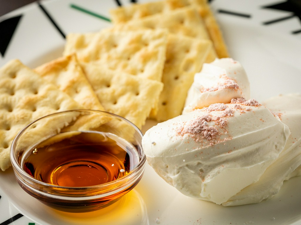 思わずワインが進む看板メニュー『桜台のチーズ豆腐～クラッカー付き～』