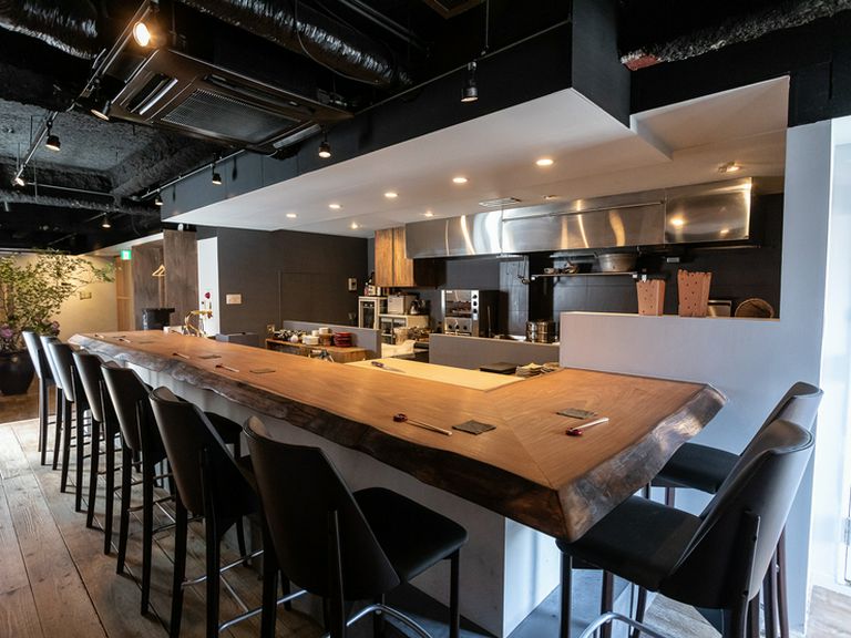 職人の手仕事を目の前にするカウンターで、気楽な一人飲みを満喫