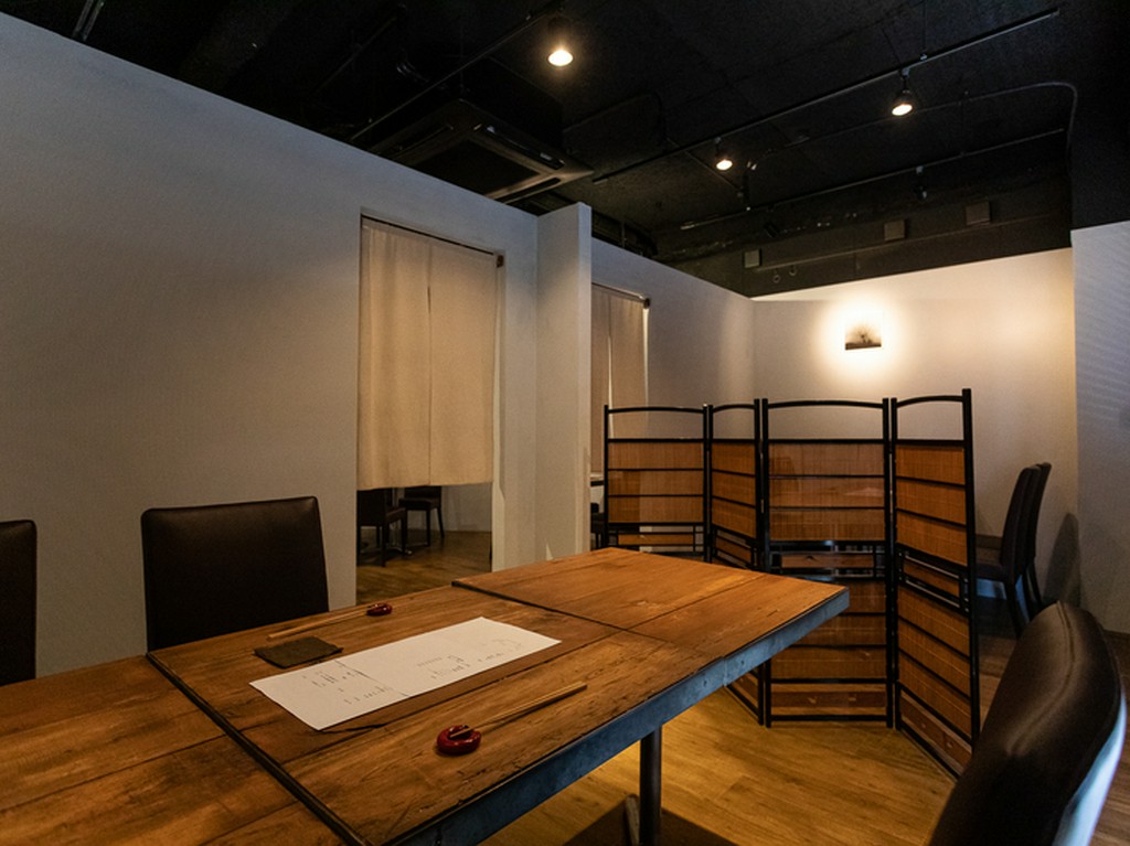 リラックスして食事に憩える、ゆったりとした半個室を設え