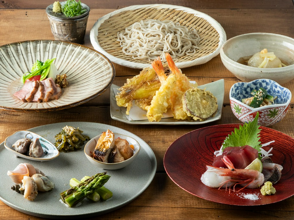 素朴ながらも個性的な常滑焼が、真摯な料理に遊び心を