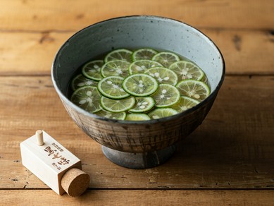 サバ節と鰹節の混合だしにこだわった『冷やかけすだち』