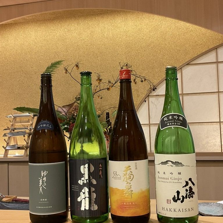 寿司によく合う日本酒を中心に、厳選されたラインナップで迎える