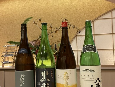 寿司によく合う日本酒を中心に、厳選されたラインナップで迎える