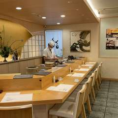 落ち着いた雰囲気のカウンター席