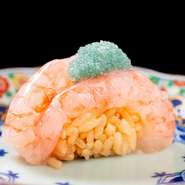 料理人が丹精込めて造る季節の料理で先づはおもてなしの心を込めて…厳選した最上のネタを赤酢のシャリで美しいうら山の鮨を10貫お楽しみください。巻物とデザートが付いた口福なひと時をお約束します。