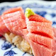 一年を通して上質な味わいを堪能できる『鮪』。トロや中トロ、漬けなどその妙味をさまざまに楽しめるのもうれしい限り。熟練の技術で至福の逸品に仕上げてくれます。