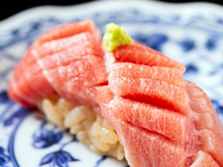 熟練の技術でゲストのもとへ。上質なおいしさを味わう『鮪』