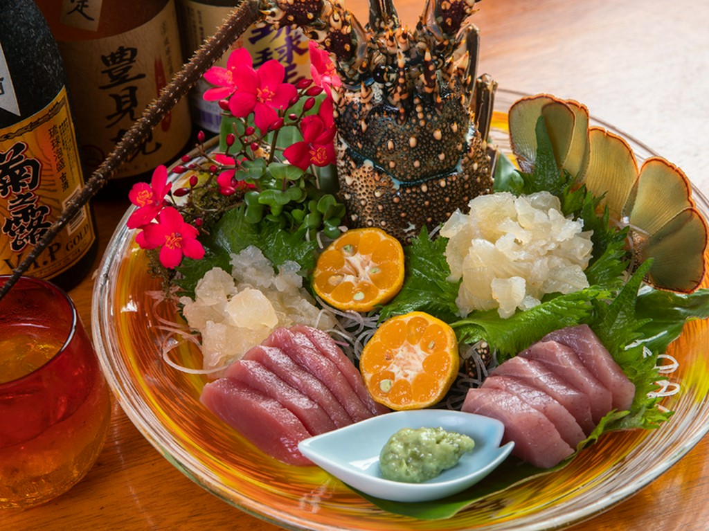 活きの良さが店の自慢の『伊勢海老造り』（4～7月は禁漁期のため提供不可）