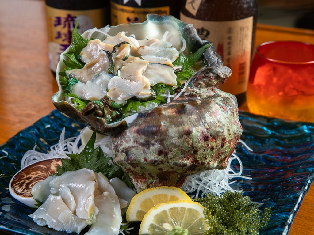 迫力満点の大型巻き貝。食べごたえのある食感を楽しめる『夜光貝一皿』