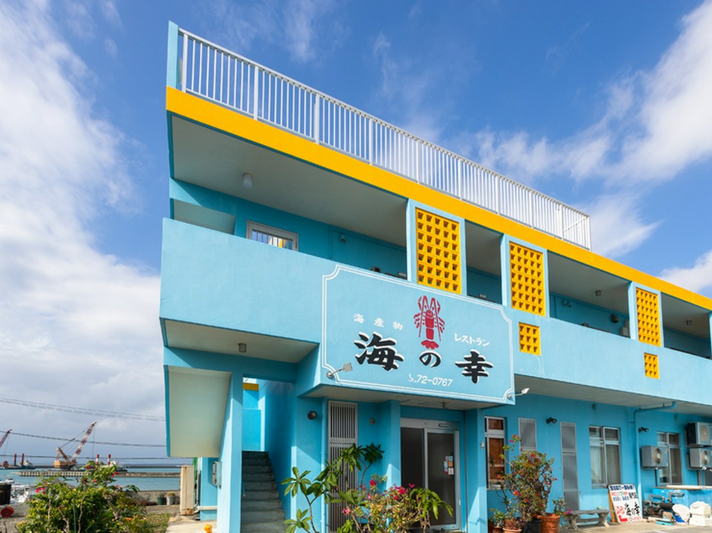 平良港の目の前、パイナガマビーチからもすぐ。観光に最適