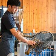 「自慢の魚介をおいしく食べてもらいたい」と語る長浜氏。魚の種類に合わせた調理を施し、素材の味を引き出した料理で楽しませてくれます。また、スタッフと連携し、居心地の良い空間づくりにも尽力しているそう。
