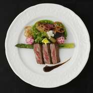 記念日に相応しい、フルコースをご用意。格式高い「フレンチ」の重厚さ×季節の素材を生かし気軽に愉しめる「イタリアン」の自由さを楽しめます。