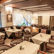 落ち着いて過ごせるソファー席の他、授乳スペース、ベビーベッド、お子様用の椅子もご用意しております！安心してご利用いただけます◎