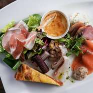 コース料理を彩る最初の一品、前菜。旬の食材も取り入れたシェフ自慢の盛り合わせをご提供しております。

↓2024年最新情報↓
【前日17時までのご予約で、カフェエリアにて単品料理としてご注文可能になりました！