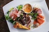 コース料理を彩る最初の一品、前菜。旬の食材も取り入れたシェフ自慢の盛り合わせをご提供しております。

↓2024年最新情報↓
【前日17時までのご予約で、カフェエリアにて単品料理としてご注文可能になりました！