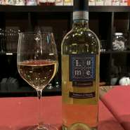 明るい麦わら色、熟したリンゴや白桃の甘いアロマ。柔らかくまろやかな酸味が楽しめます。
※ボトル：5940円