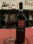 産地：イタリア
品種：モンテプルチアーノ・ダブルッツォ
紫がかったルビーレッド色、完熟ベリーの豊かなアロマ。オークの香りの香ばしい生き生きとした味わい。
※ボトル：5940円
