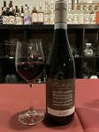 産地：イタリア
品種：ネロ　ダヴォラ　カベルネソーヴェニヨン
太陽の恵みをたっぷり受けて、ギュッと濃縮した果実のコクと厚みのあるボディ。シチリア島で口伝えられてきた愛を歌った楽譜があしらわれています。