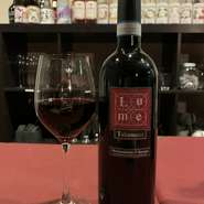産地：イタリア
品種：モンテプルチアーノ・ダブルッツォ
紫がかったルビーレッド色、完熟ベリーの豊かなアロマ。オークの香りの香ばしい生き生きとした味わい。
※ボトル：5940円