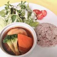 雑穀米＆サラダ＆メインのビーフシチューが楽しめるランチプレートです。
ライスはバゲットに変更可能！

※パン・スープお代わり自由！