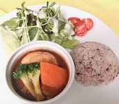 雑穀米＆サラダ＆メインのビーフシチューが楽しめるランチプレートです。
ライスはバゲットに変更可能！

※パン・スープお代わり自由！
