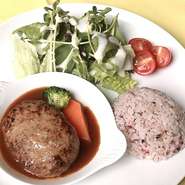 下記より1種類お選びいただけます。
・和風おろし
・目玉焼き
・チーズ

※パン・スープお代わり自由！