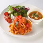 当日の内容はスタッフにお尋ねください。
※スープは別添えになります。
※パン・スープお代わり自由！
