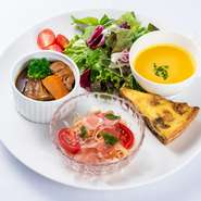 ビーフシチュー、キッシュ、パスタ。3種類が一度に味わえる超おすすめなワンプレート。

※スープは別添えになります。
※パン・スープお代わり自由！