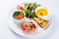ビーフシチュー、キッシュ、パスタ。3種類が一度に味わえる超おすすめなワンプレート。

※スープは別添えになります。
※パン・スープお代わり自由！