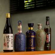 料理とお酒が互いを高め合う紹興酒をラインナップ。通常は入手が難しい、紹興酒10年原酒もご用意しています。料理に合わせて楽しむのに加え、ブレンド紹興酒との飲み比べも、心躍る食体験になるでしょう。