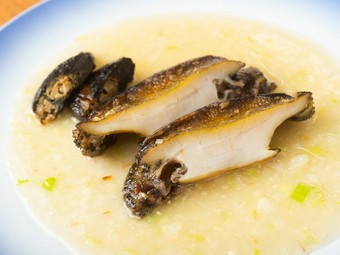 濃厚な旨みの絶品“肝ソース”で楽しむ『鮑のステーキ』