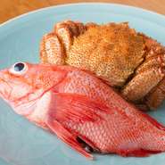 豊洲市場に集う全国の旬の鮮魚に加え、沖縄から珍しい魚介を直送仕入れ。食材を丸ごと堪能できる『蒸し魚』などでご提供します。北海道網走産の貴重な一本釣りキンキが登場することもあり、驚きの鮮度と旨さです！