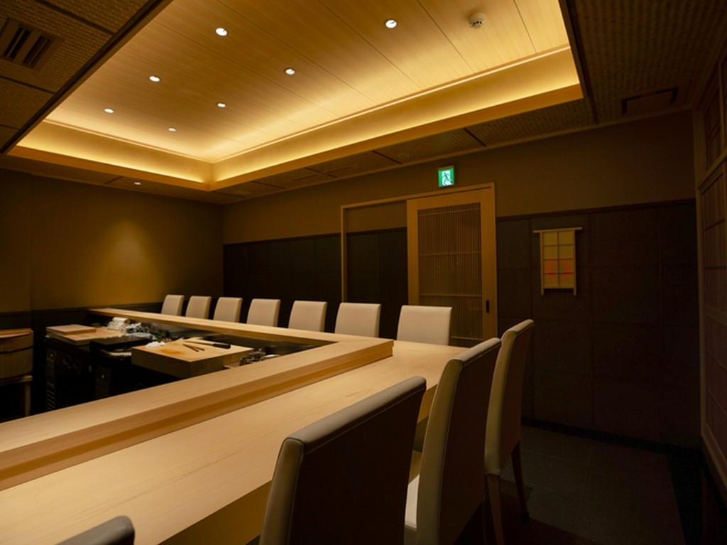 正統派鮨店にふさわしい贅沢な設えの中、リラックスして楽しめる