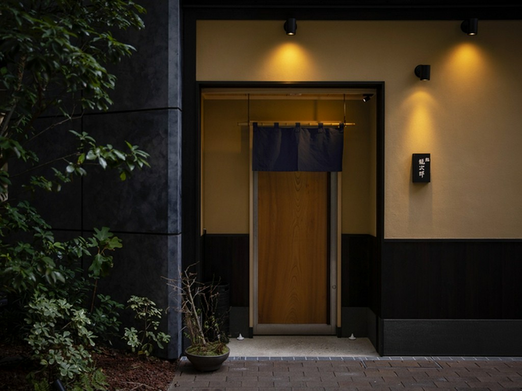 ビルの1階でひっそりと暖簾を掲げる、隠れ家のような店構え