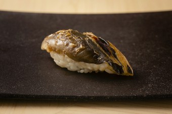 独自の手法を継承し、名店のDNAを実感する『穴子の握り』